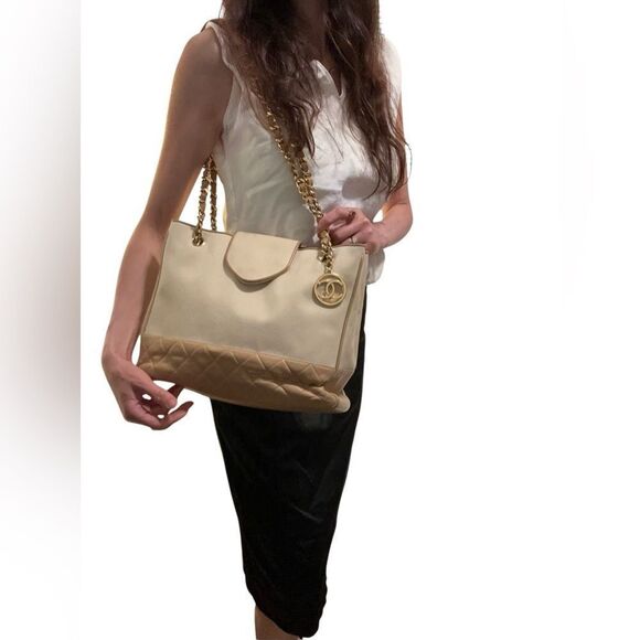 Chanel Chic Two-Tone Designer Tote Bag - Picture 15 of 15